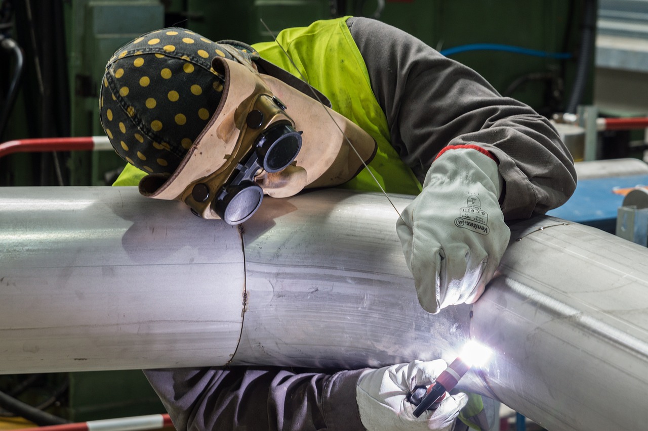 welder, factory, pipes-481510.jpg